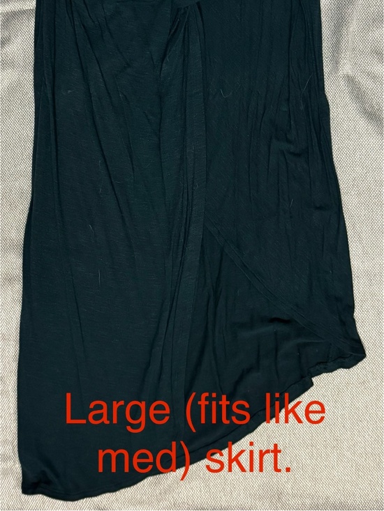 Asymmetrical green skirt - Picture 2 of 2